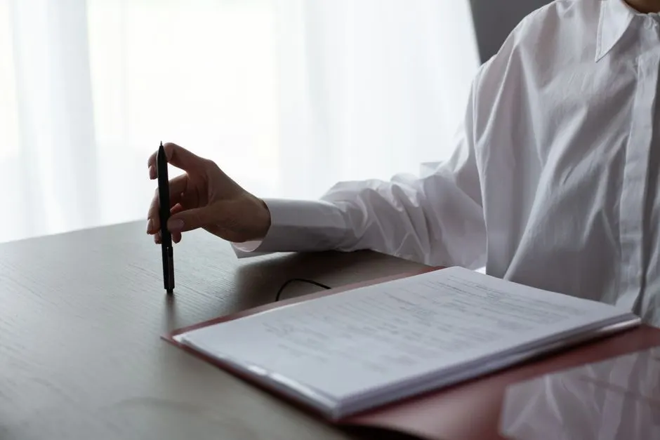 Dirigeant signant une assurance avec conseiller, documents et tableau des garanties sur la table