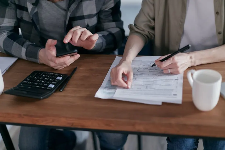 Expert relisant un dossier de crédit d'impôt recherche avec calculs et notes scientifiques